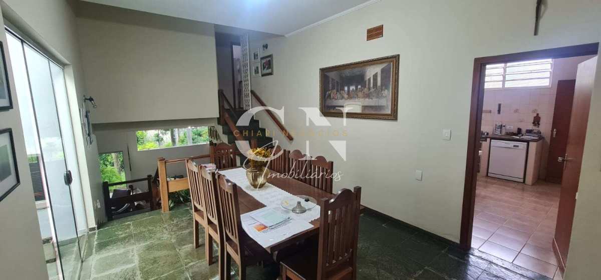  - CASA - residencial ou comercial com 4 dormitórios e 4 garagens